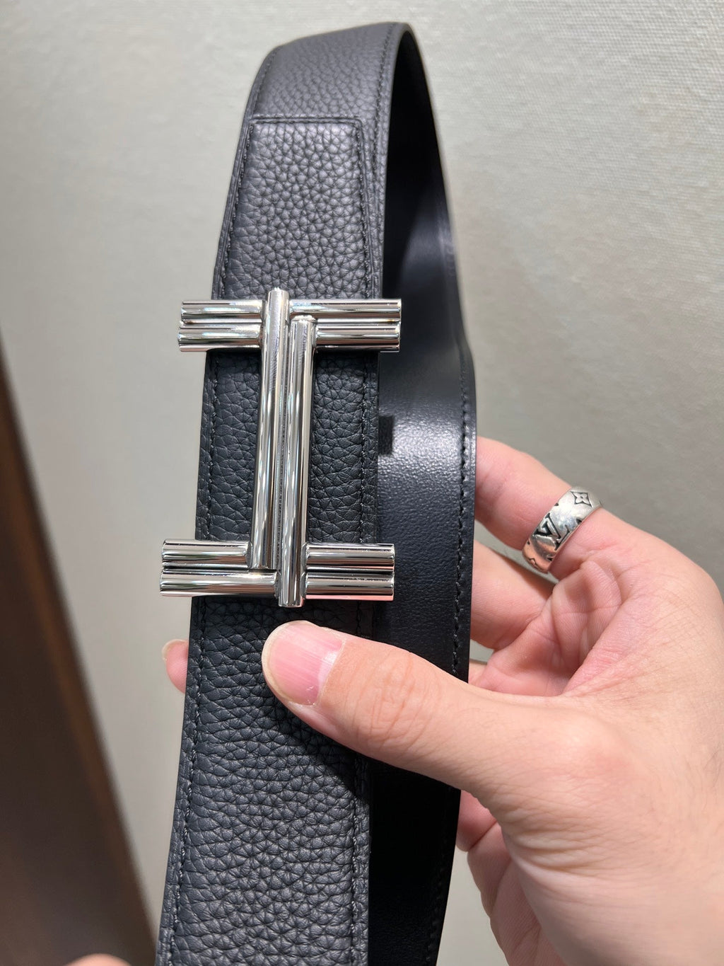 HM TRAVERSE BELT BUCKLE & REVERSIBLE BLACK LEATHER STRAP 38 MM SILVER HARDWARE